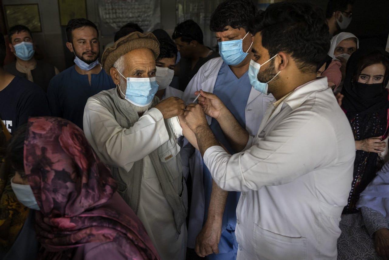 Image of Afghans getting vaccinated for COVID-19