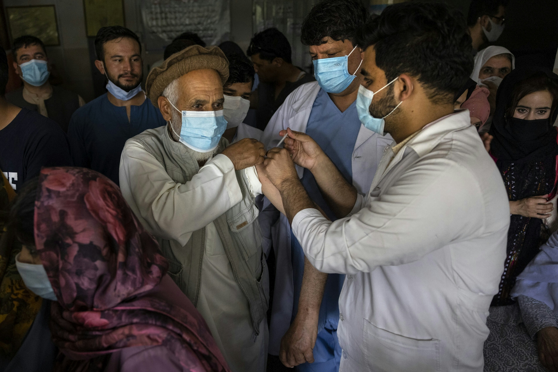 Image of Afghans getting vaccinated for COVID-19