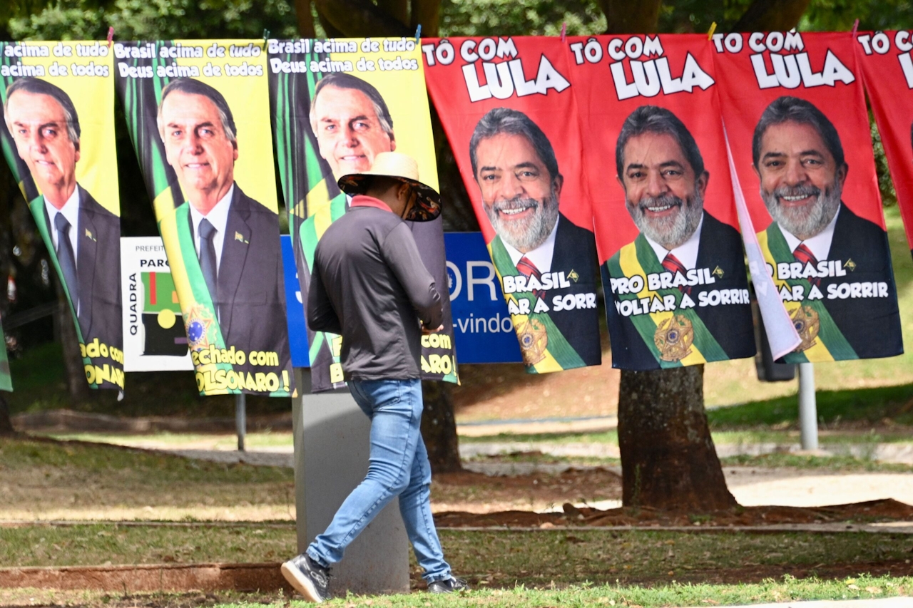 Image of towels showing photos of presidential candidates Jair Bolsonaro and Luiz Inácio Lula da Silva ahead of the election