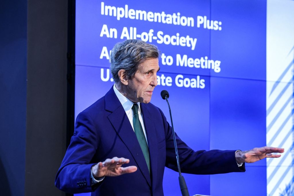 Photograph of John Kerry speaking on U.S. climate goals
