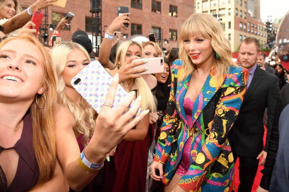Taylor Swift takes a selfie with fans at the MTV Video Music Awards
