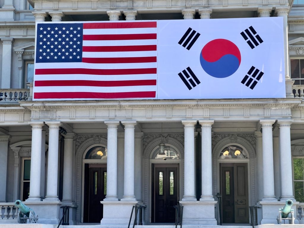 Flags of the U.S. and South Korea